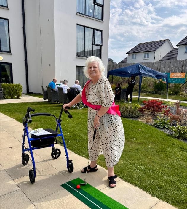 resident-with-gold-club-and-walker