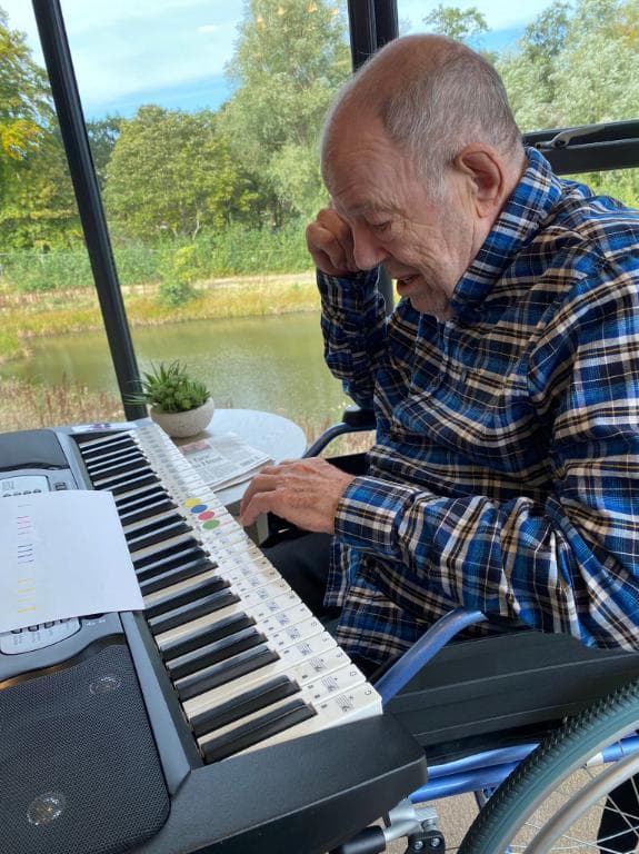 resident-practicing-on-the-keyboard