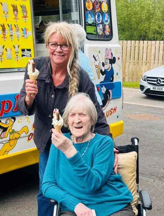 residents-with-ice-cream-3